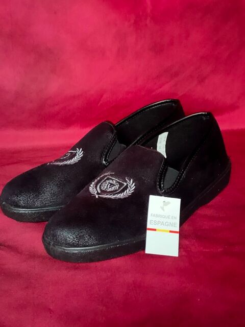 Pantoufles noires pointure 46 neuves avec étiquettes 12 Avermes (03)