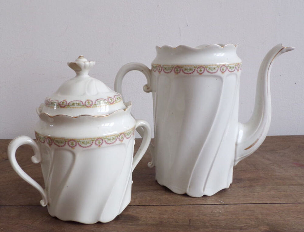 Cafeti&egrave;re en porcelaine blanche frise g&eacute;om&eacute;trique Cuisine