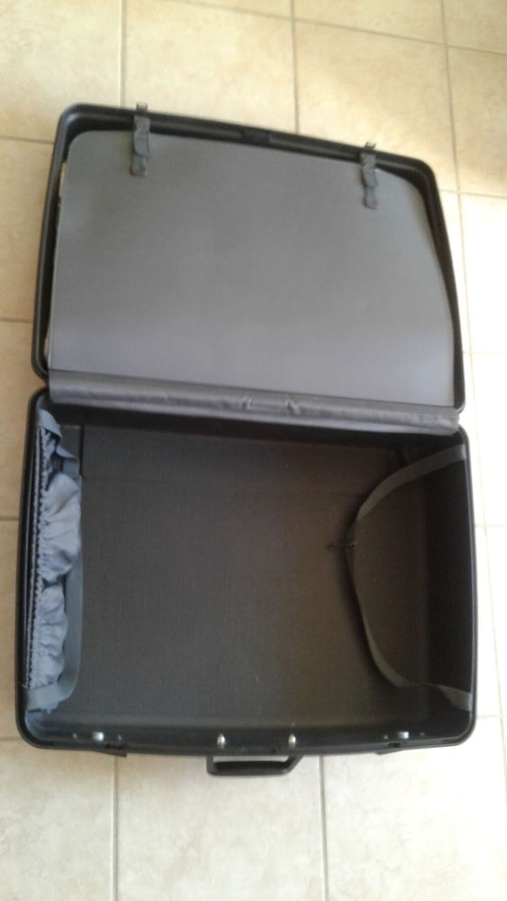 Valise DELSEY en tr&egrave;s bon &eacute;tat avec 2 roulettes et 2 poign&eacute;e Maroquinerie