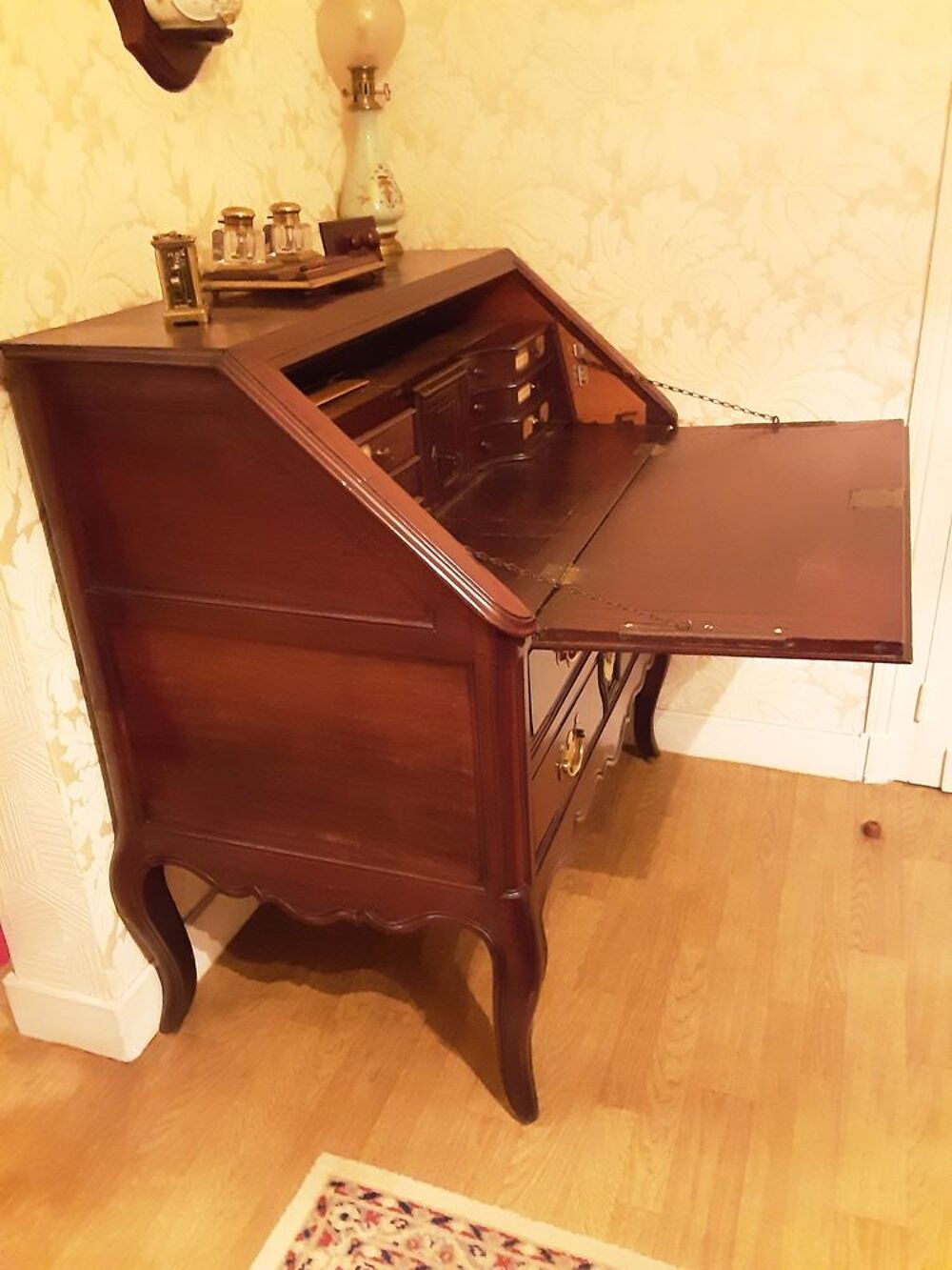 Commode-scriban Bordelaise acajou. Meubles