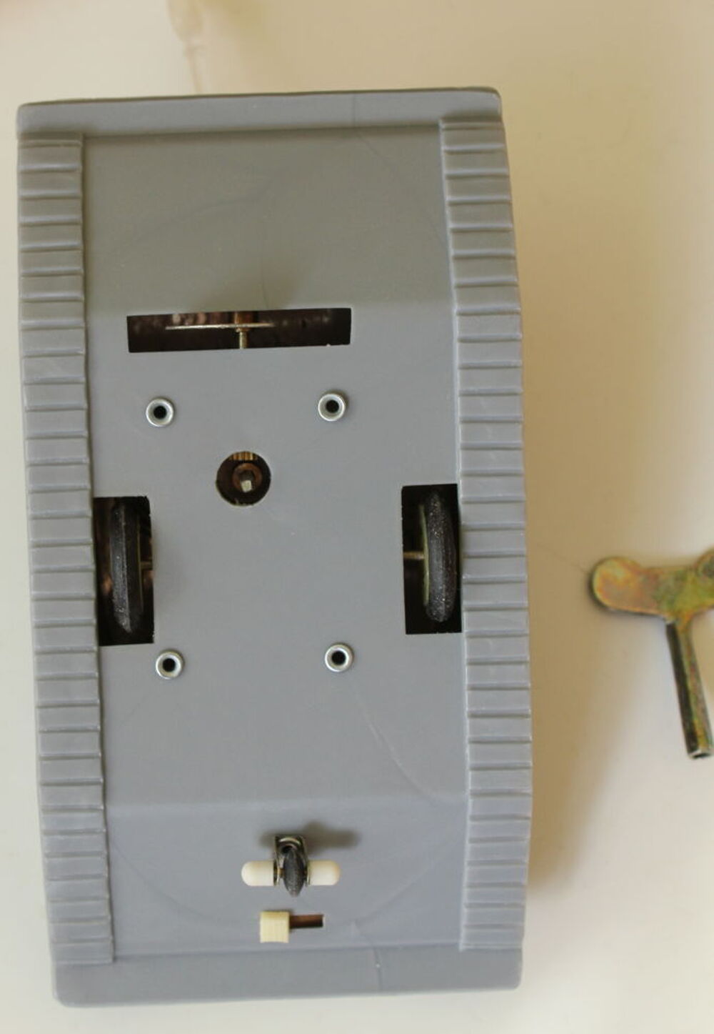Tank jouet tole et plastique fonctionne &agrave; clef jouet ancien Jeux / jouets