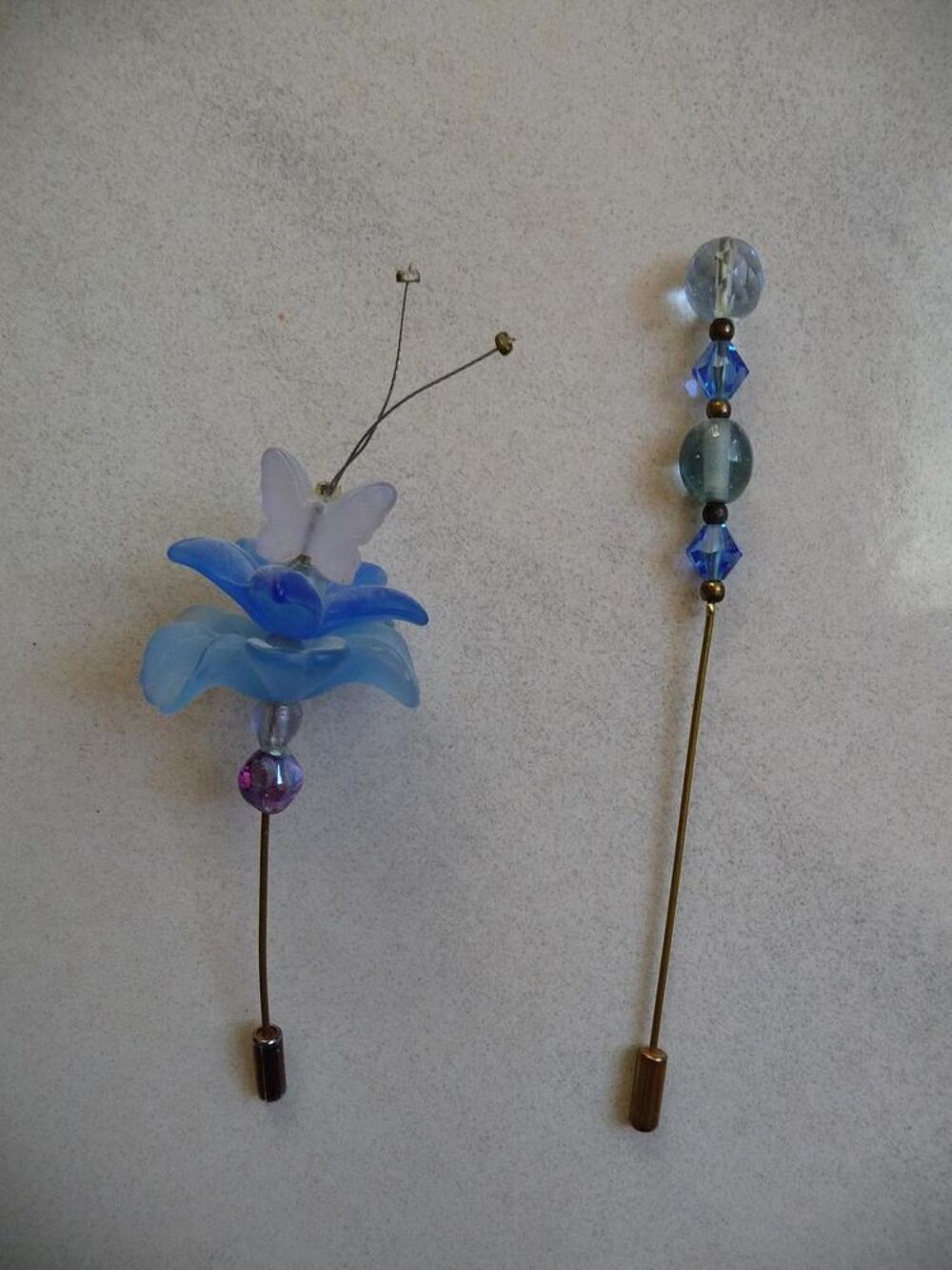 2 Fibules ou broches de couleur bleue en perles de verre Bijoux et montres