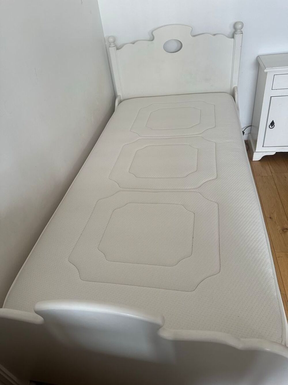 lit plein bois blanc 90/200 pour fille + table de chevet Mobilier enfants