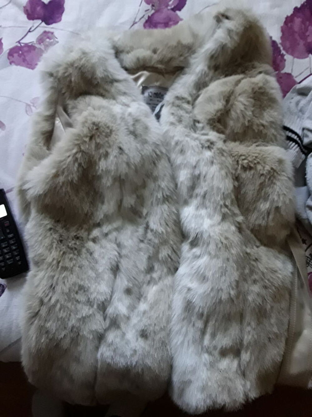 Gilet sans manches fourrure avec ceinture. Vêtements