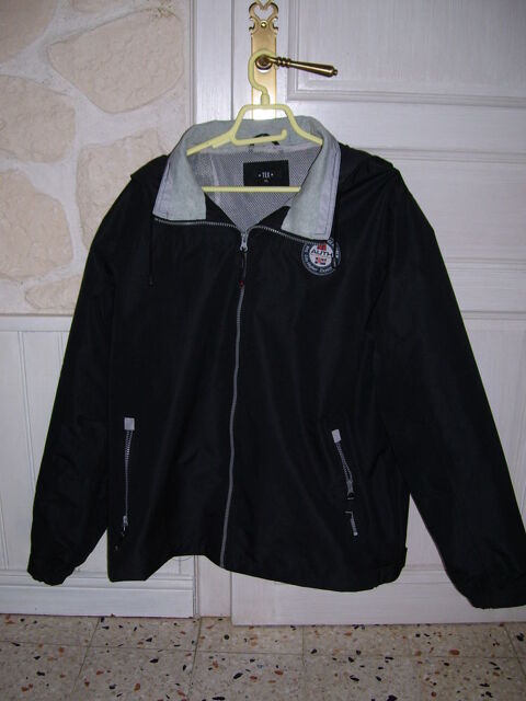 Blouson avec capuche
en polyester impermable
19 Estres-Saint-Denis (60)