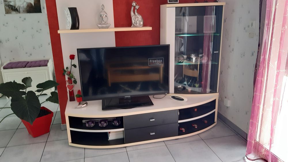 Meuble bas en laqu&eacute; blanc + meuble tv et sa vitrine Meubles