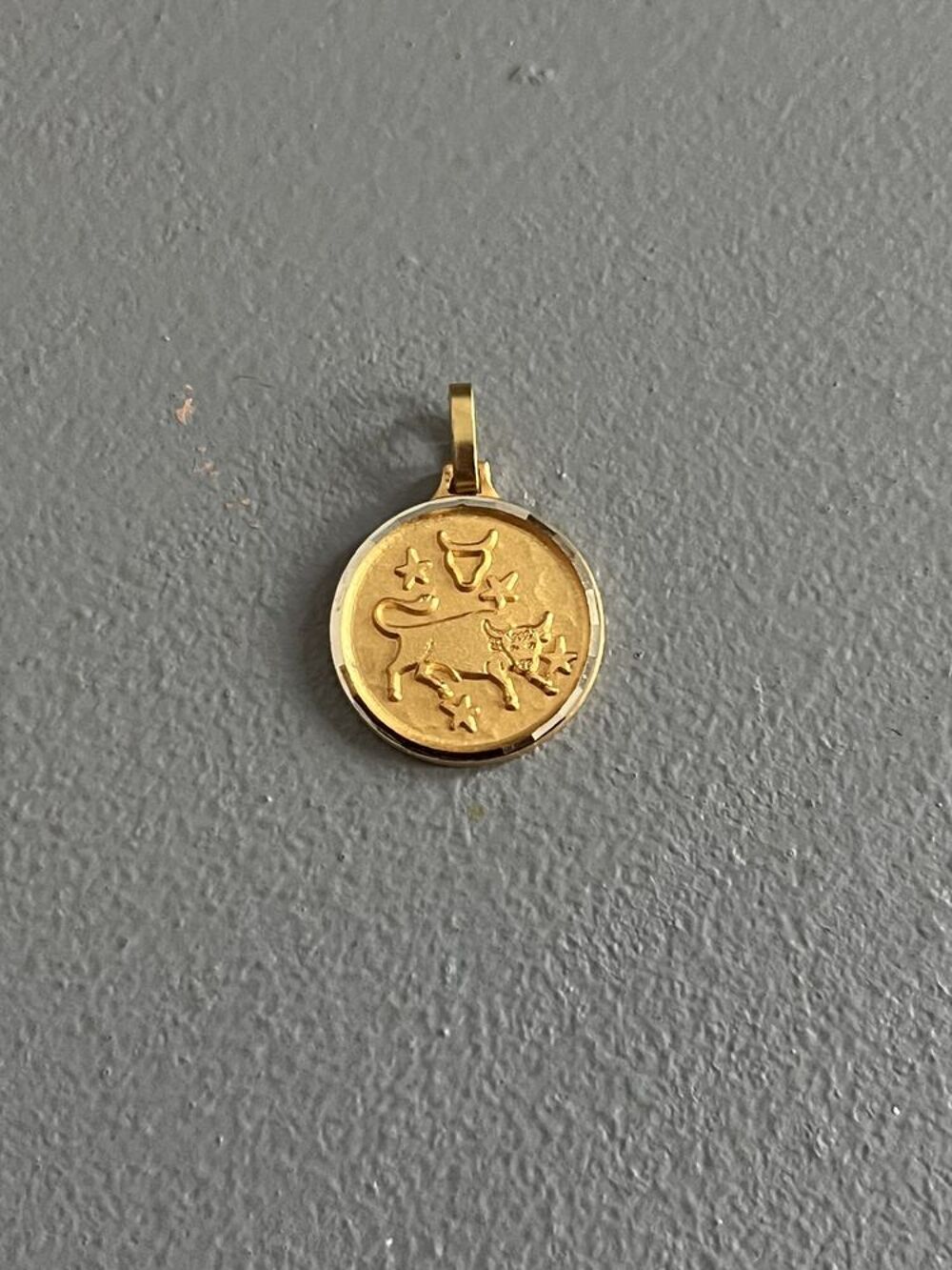 M&eacute;daille pendentif plaqu&eacute; or TAUREAU Bijoux et montres
