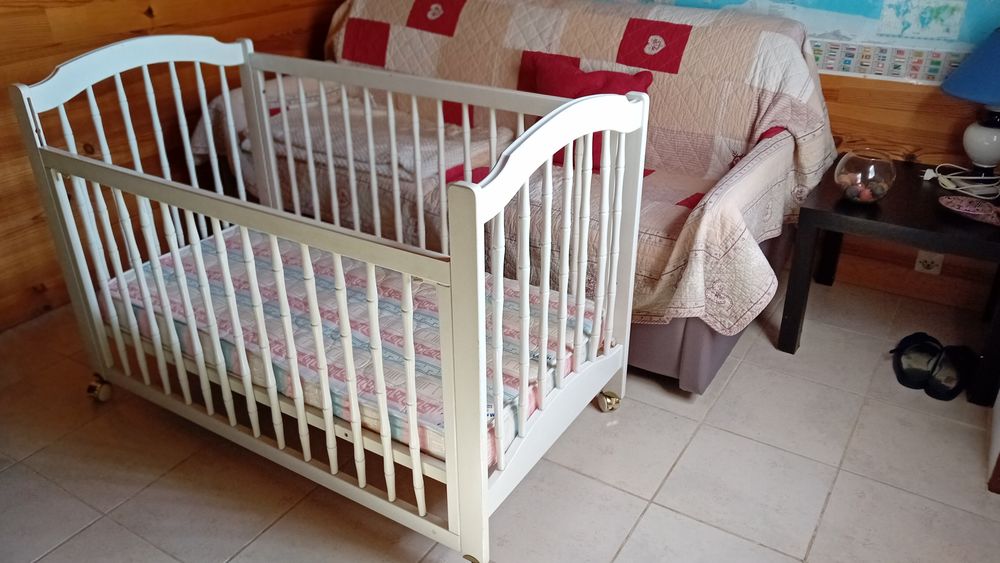 Lit b&eacute;b&eacute; &agrave; barreaux blanc avec matelas Mobilier enfants
