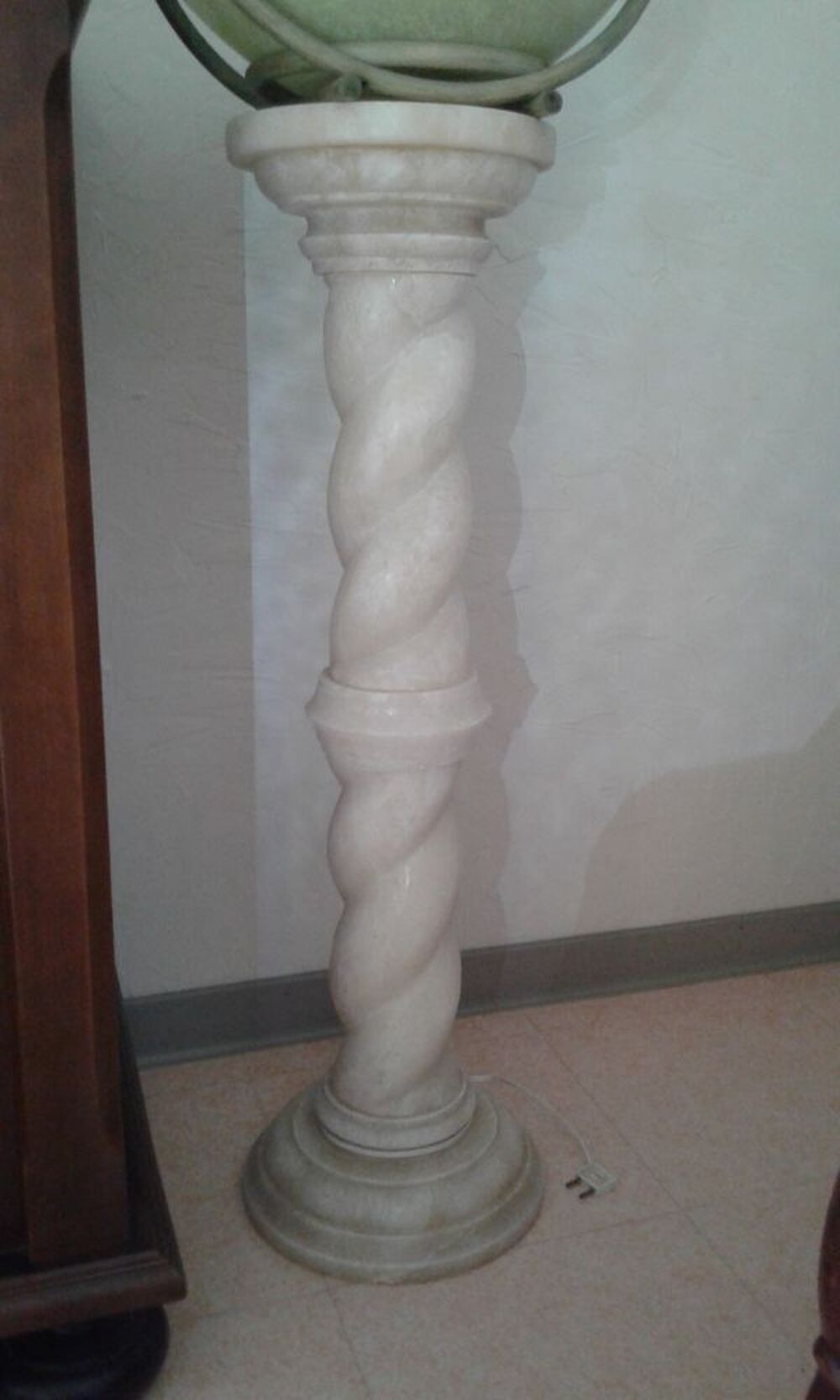 colonne grec avec panier et fruits en verres
Décoration