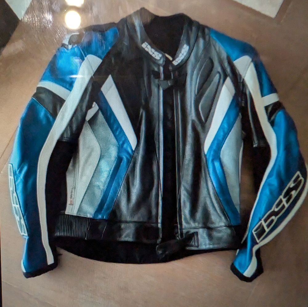 Blouson de moto cuir marque IXS Vêtements
