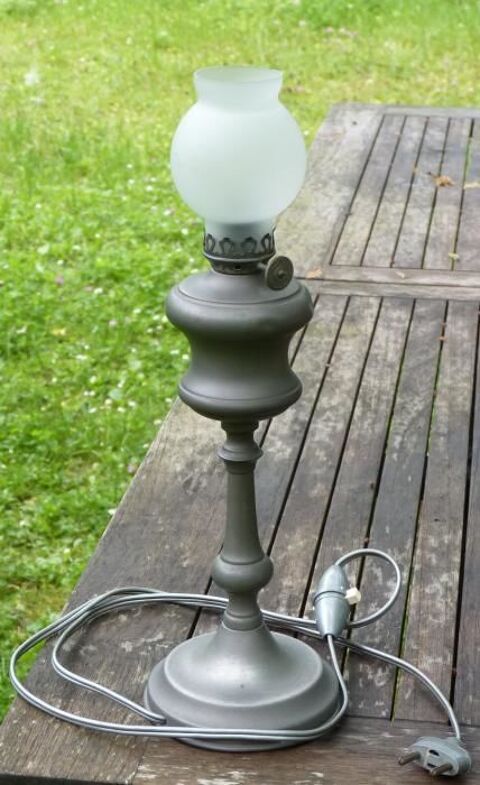 Lampe en �tain avec verre boule qui prot�ge l'ampoule 15 Saint-Philippe-du-Seignal (33)