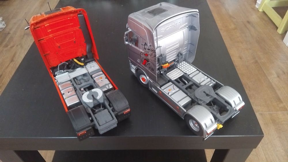  2 camions de collection, en tres bon etat Décoration