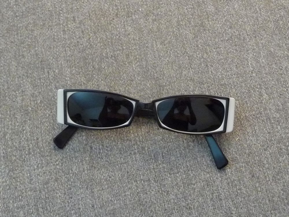 Lunette de Soleil Rectangle Plastique Noir et Blanc-Traction Bijoux et montres