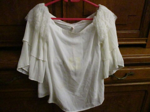 haut blanc � courtes manches et dentelles aux �paules 0 M�rignies (59)