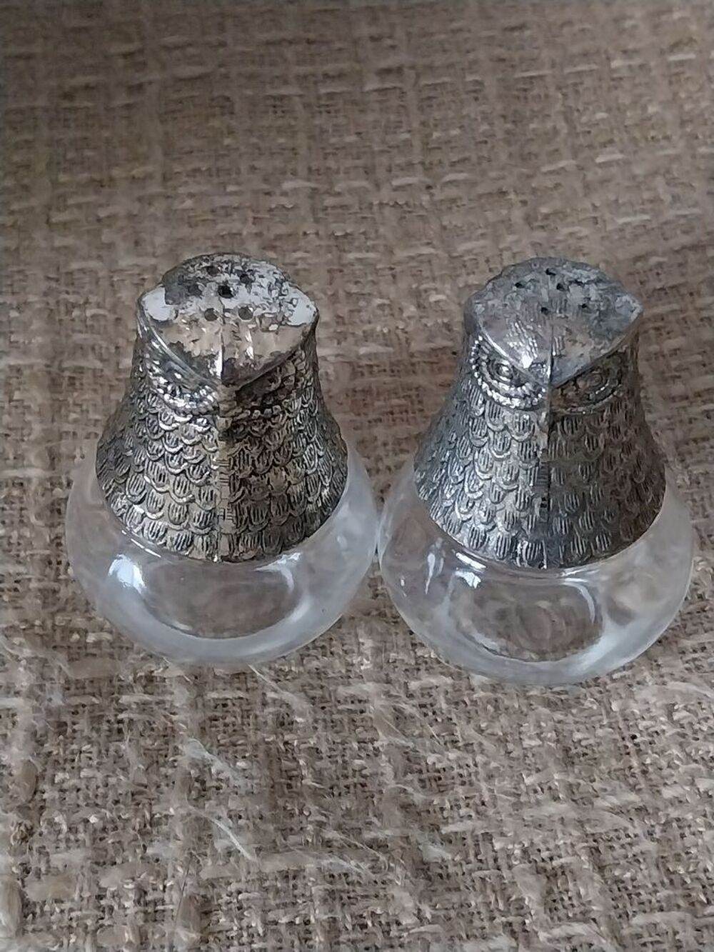 Paire de sali&egrave;res poivre hibou en verre et m&eacute;tal argent&eacute; Décoration