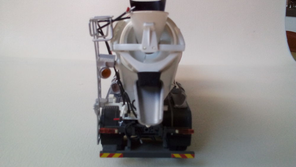 un camion scania toupie au couleur cemex au 1/50 neuf . 