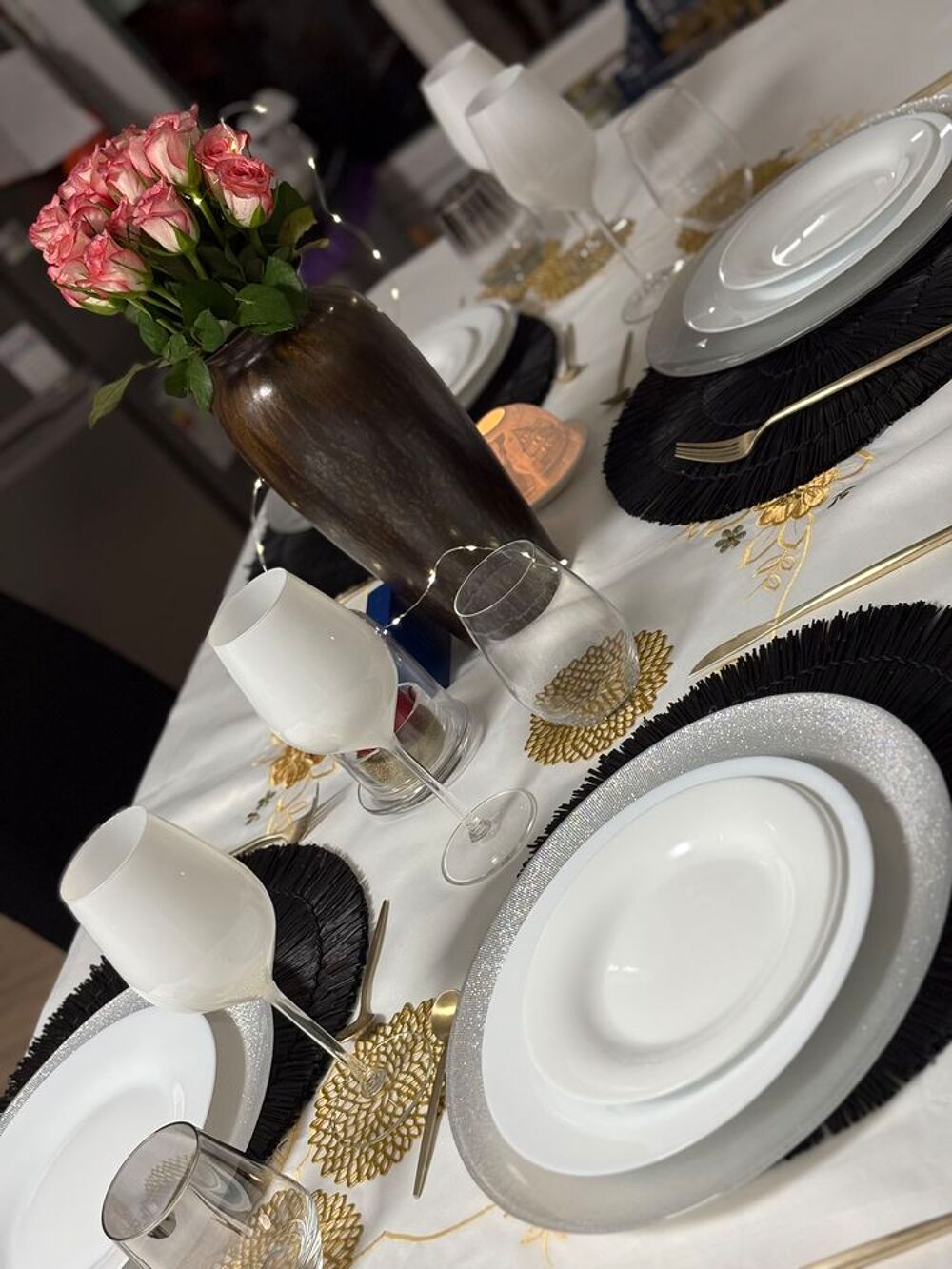Table blanc laqu&eacute;e et bois. Meubles