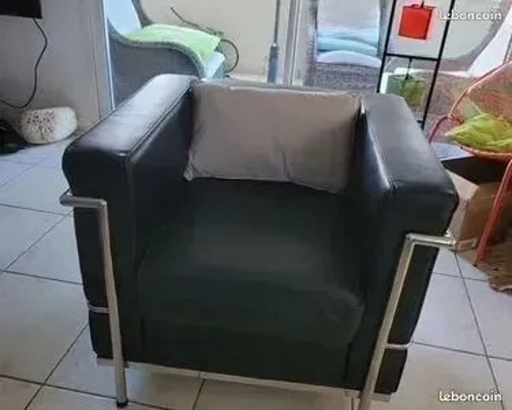 FAUTEUIL CUIR NEUF CAUSE ETRANGER Meubles