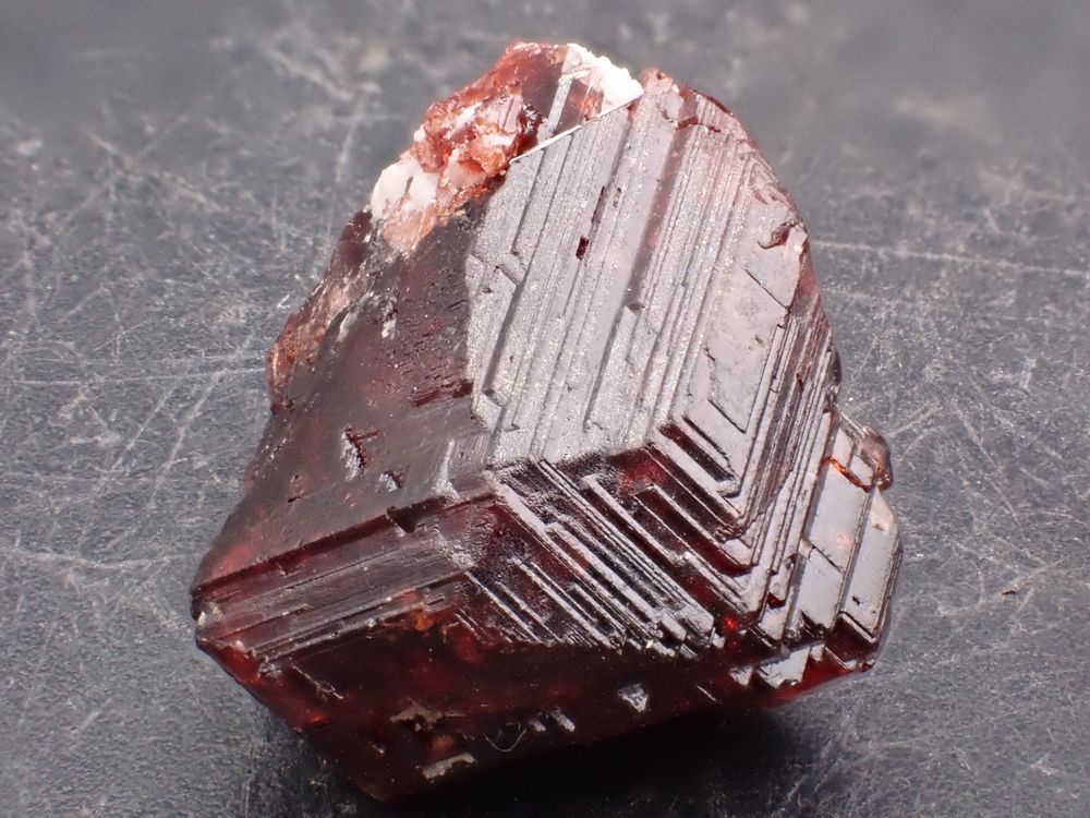 Grenat rouge "grav&eacute;" Spessartine , Shigar Valley , District 