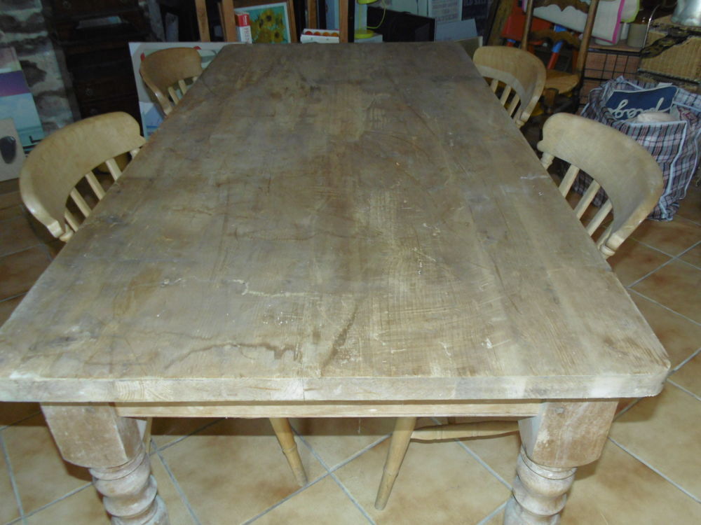 Grande Table sapin avec 4 chaises sapin. Meubles