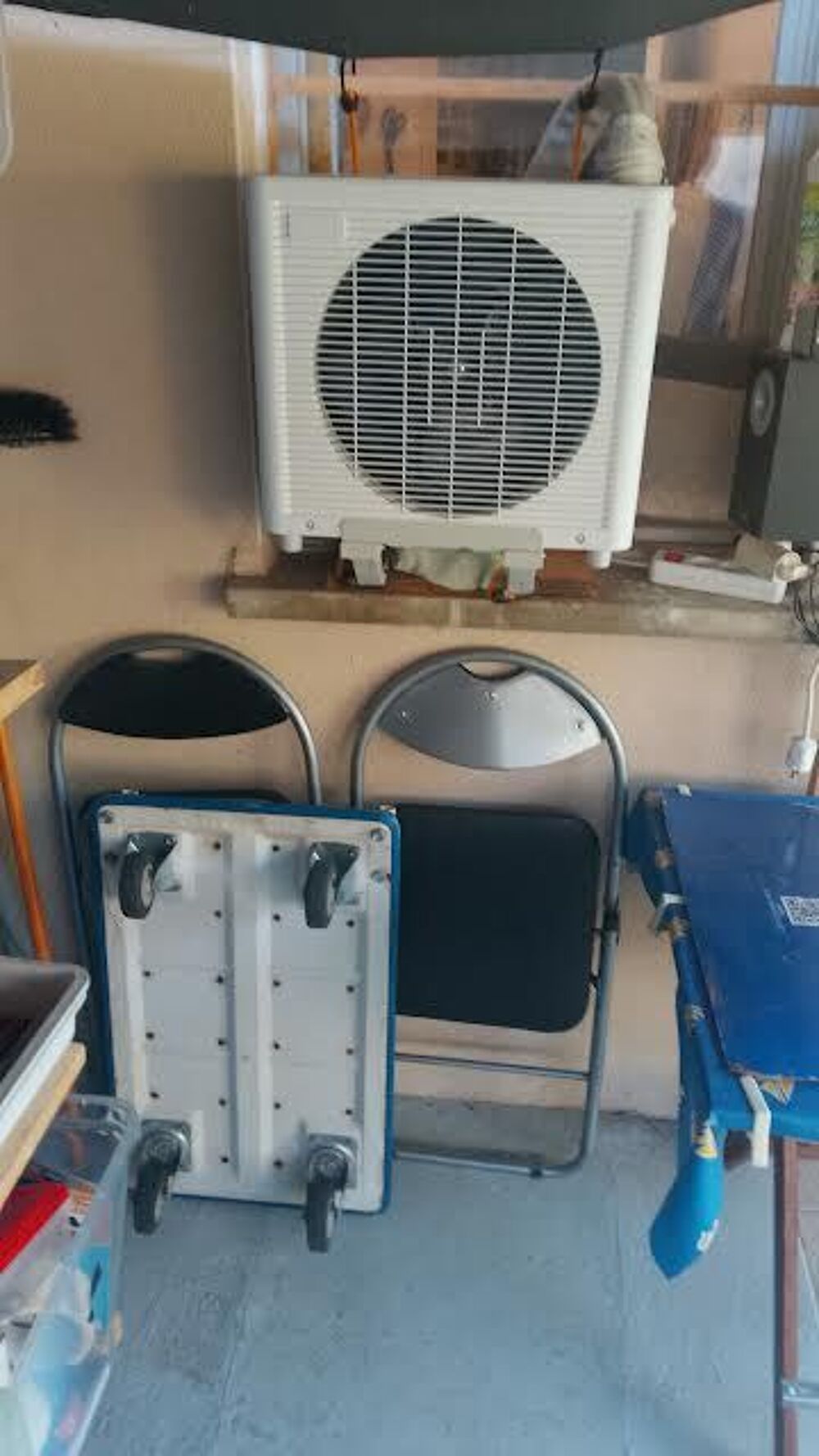climatiseur mobile avec split et divers mobiliers
Meubles