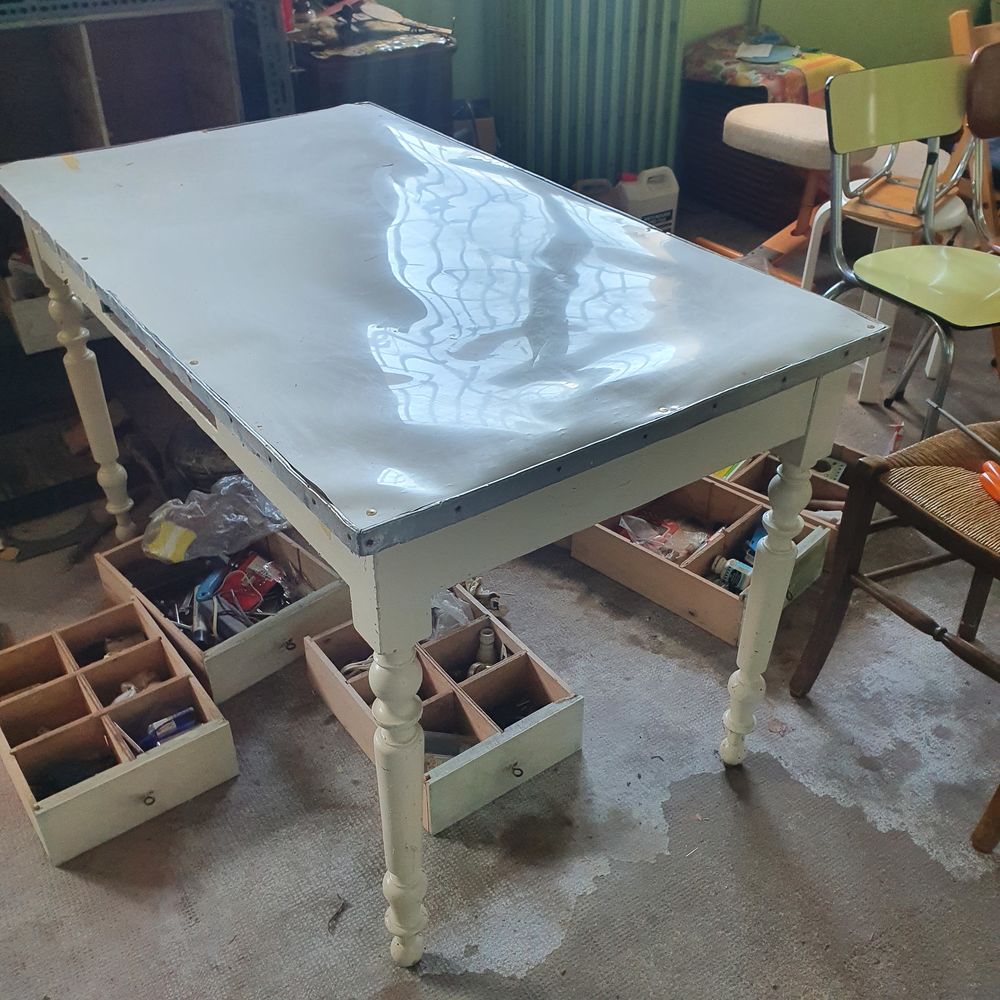 Table en bois - chaise en paille Meubles