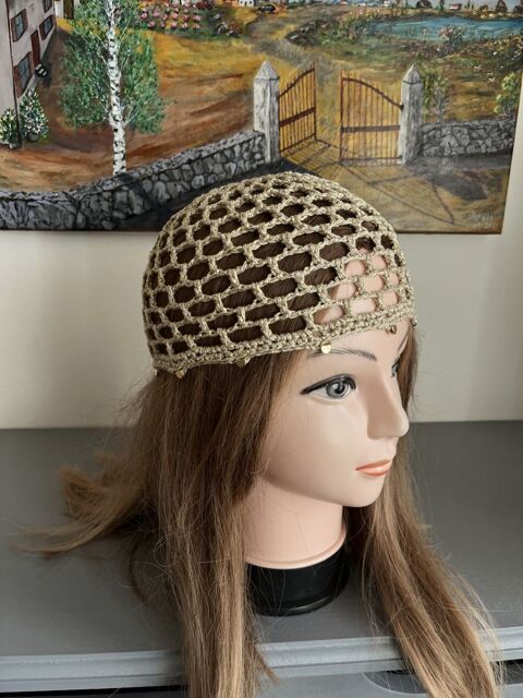 Chapeau beige paillettes doré perles fait main crochet Saint-Prix (95)