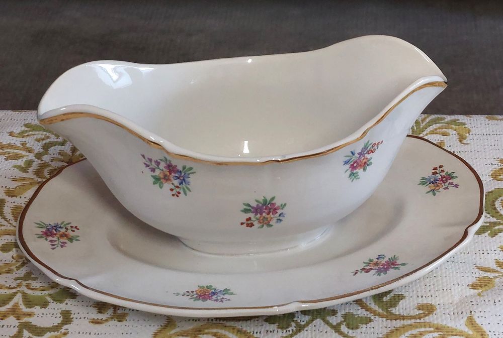 service de vaisselle 71 pi&egrave;ces en porcelaine Saint Amand Décoration
