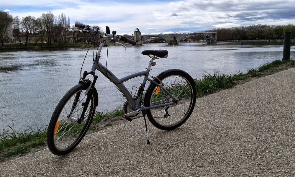 VELOS VTC taille M Plus 2 pneus chambre &agrave; air 26x1,20 Vélos