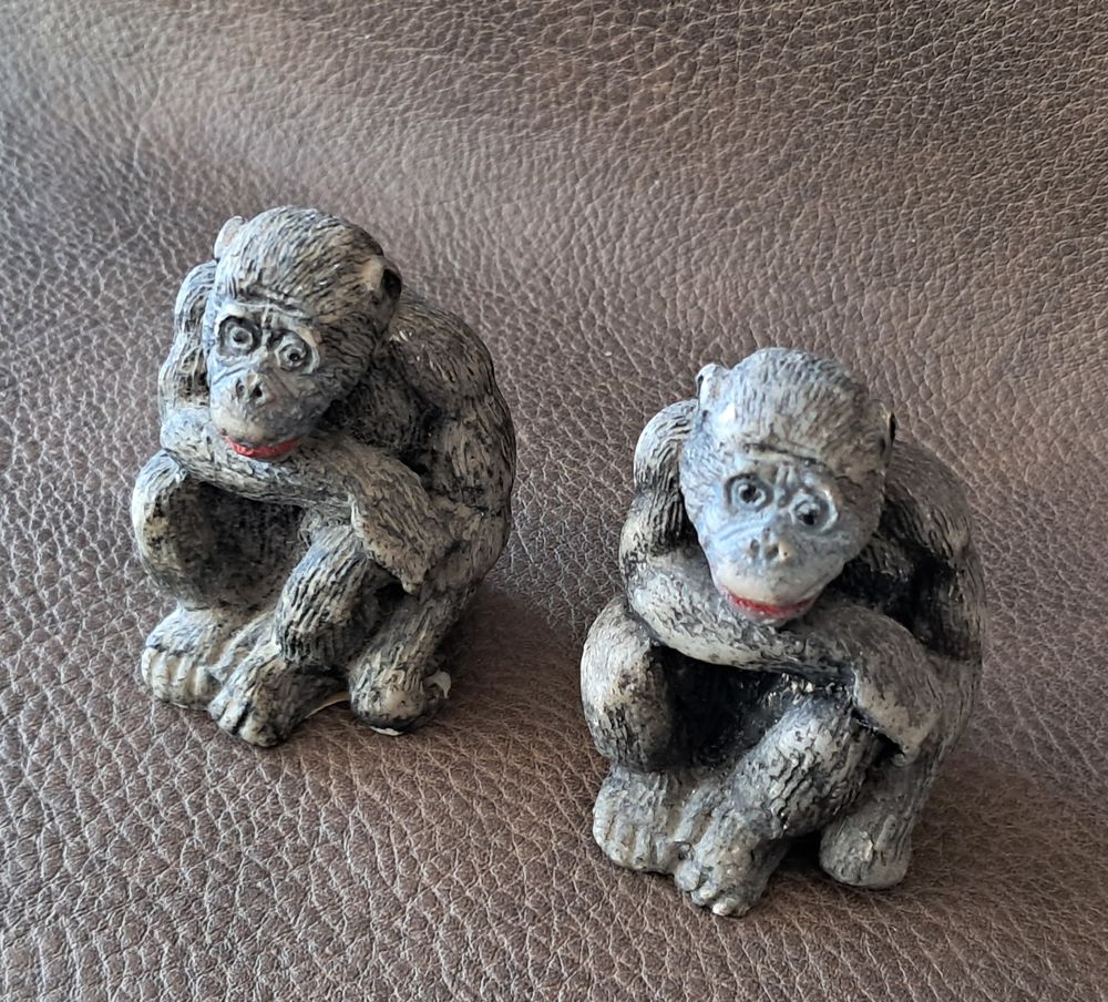 lot de 2 figurines en r&eacute;sine repr&eacute;sentant 2 singes chimpanz&eacute; Décoration