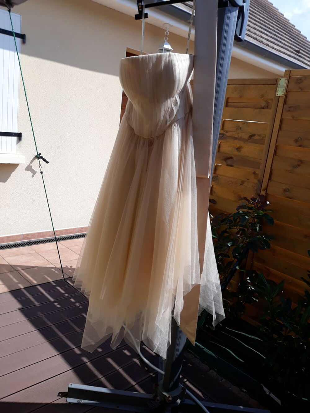 robe de c&eacute;r&eacute;monie en tulle et tissus en satin Vêtements