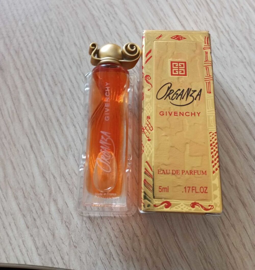 lot 8 miniatures de parfums Givenchy 