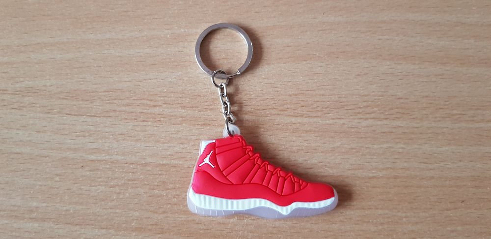 Porte cl&eacute;
Basket sneakers jordan 
Rouge blanc transparent 