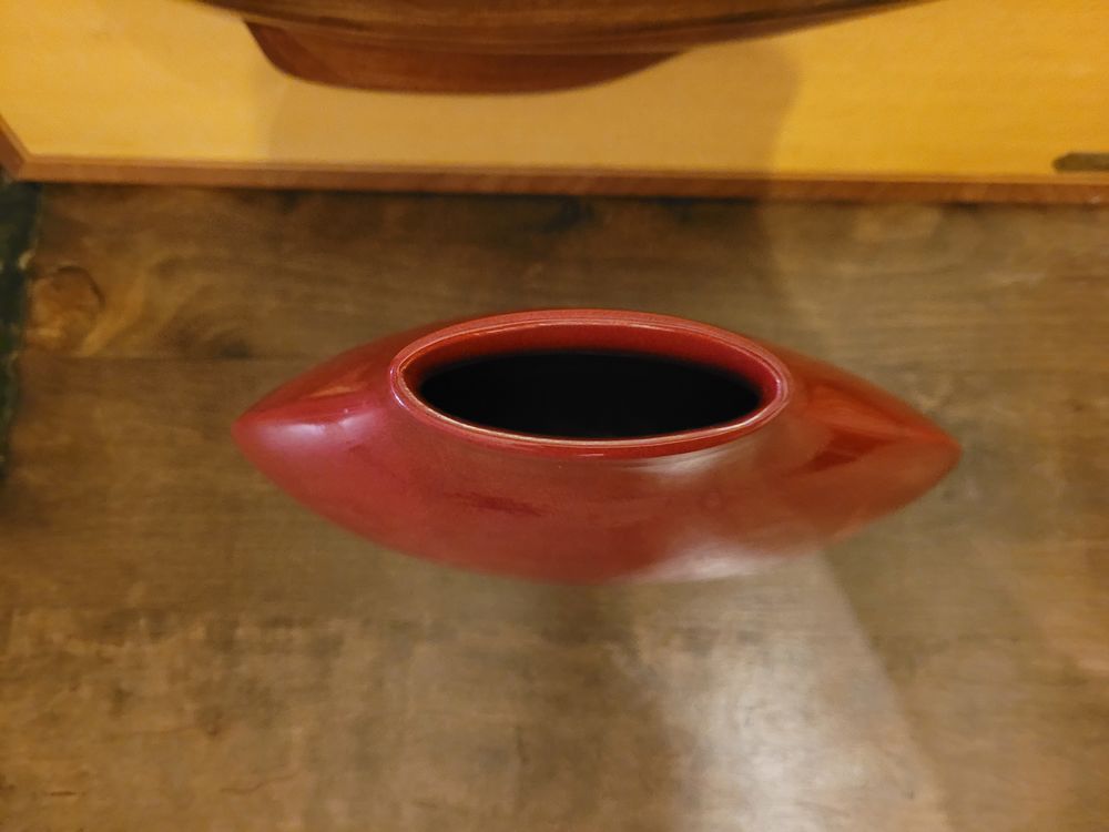 Vase d&eacute;coratif rouge et vert
Largeur ~30 cm / Hauteur: 25 cm Décoration
