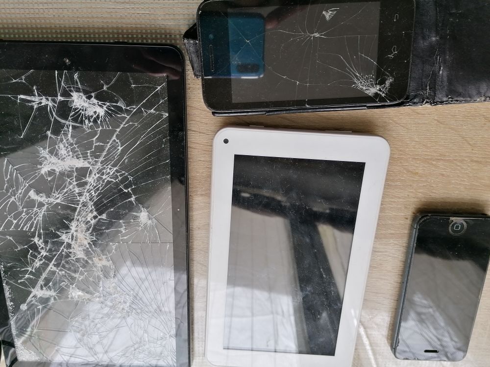 Lot tablettes et t&eacute;l&eacute;phone &agrave; restaurer Téléphones et tablettes