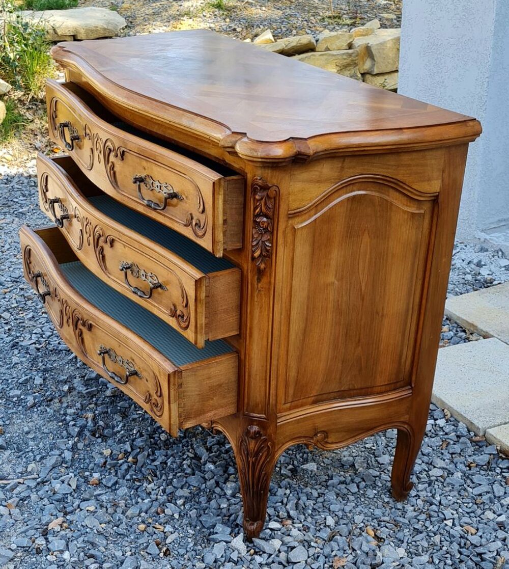 Commode en noyer massif, type proven&ccedil;al, style LXV Meubles