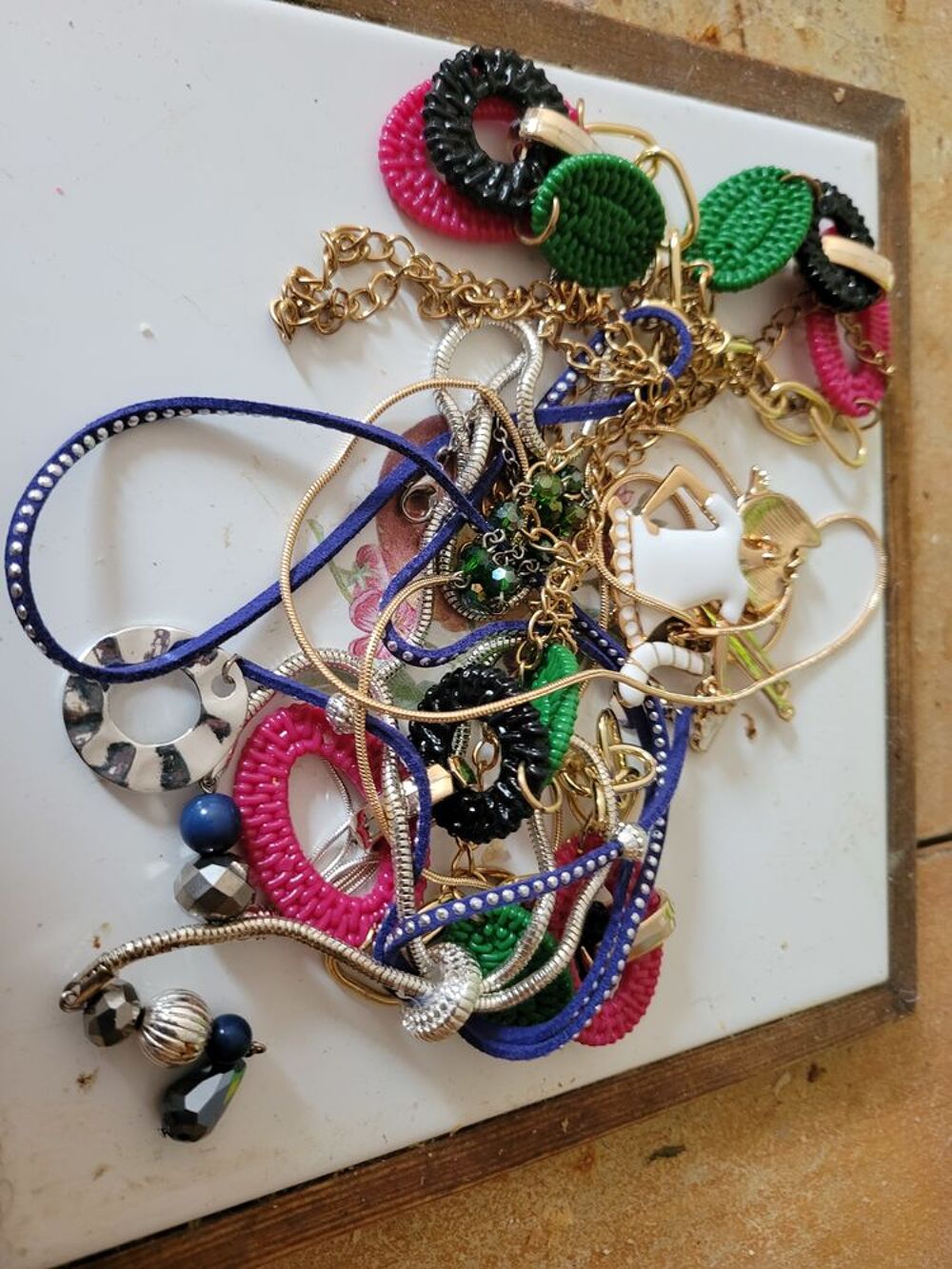 Colliers x4 et 1 bracelet femme occasion le lot de 5 pacotil Bijoux et montres
