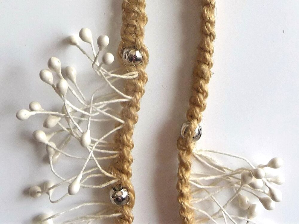 Collier Beige avec ses Fines Brindilles Blanches- Neuf Bijoux et montres
