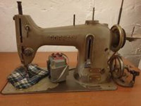   machine à coudre avec sa table et accessoires canettes 
