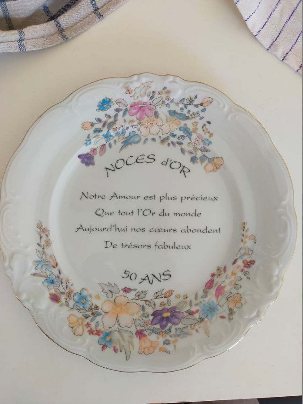 Assiette porcelaine d&eacute;co &quot;noces d'or 50 ans&quot; sous motif flor Dcoration