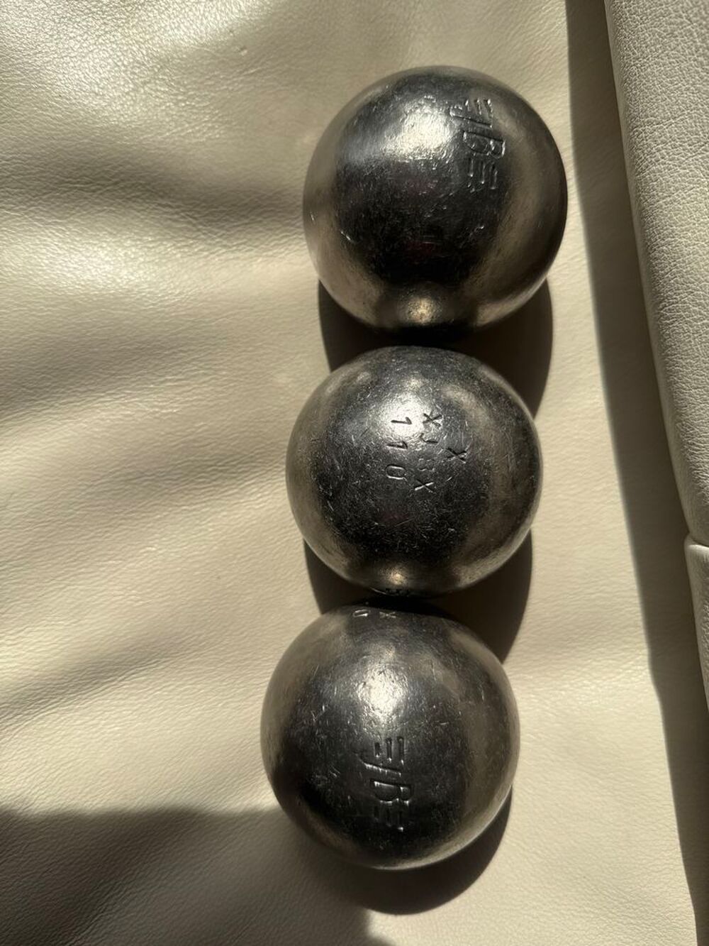 Boules de p&eacute;tanque de marque XJBX triplette 75/710 
Sports