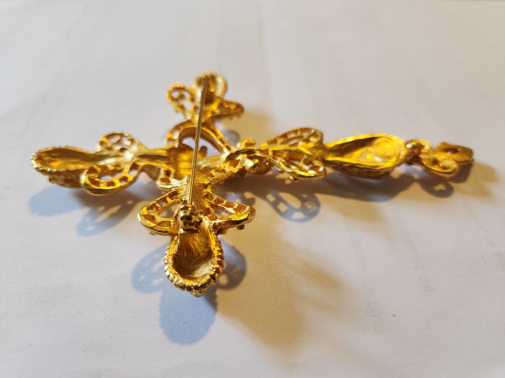 Broche Croix GM C.LACROIX dor&eacute;e strass crystal + pendant Bijoux et montres