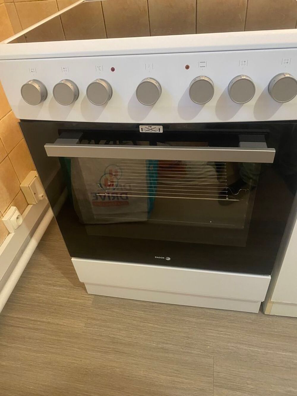Cuisini&egrave;re vitroc&eacute;ramique blanche avec four Electroménager