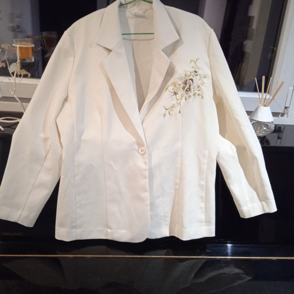 Veste cr&egrave;me broderie sur l'avant T 50 100 % polyester Vêtements