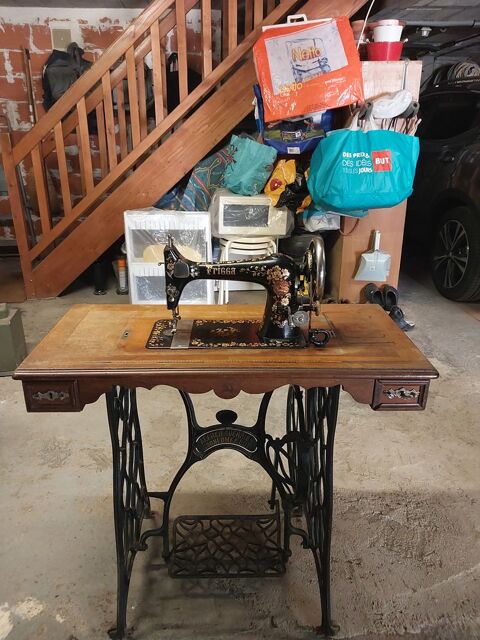 Machine � coudre tr�s ancienne 95 Cahors (46)
