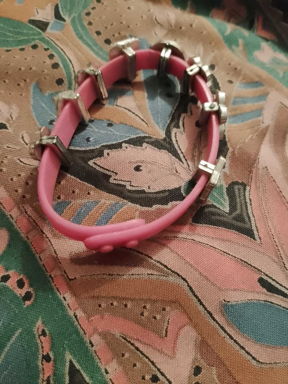 bracelet en plastique rose motifs multicolores enfants. Bijoux et montres