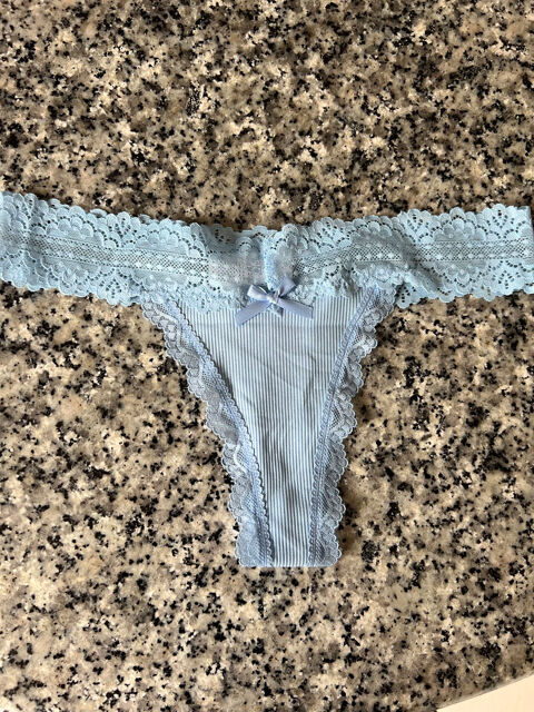 String bleu en dentelle XS. Neuf jamais porté. Lingerie 15 Céret (66)