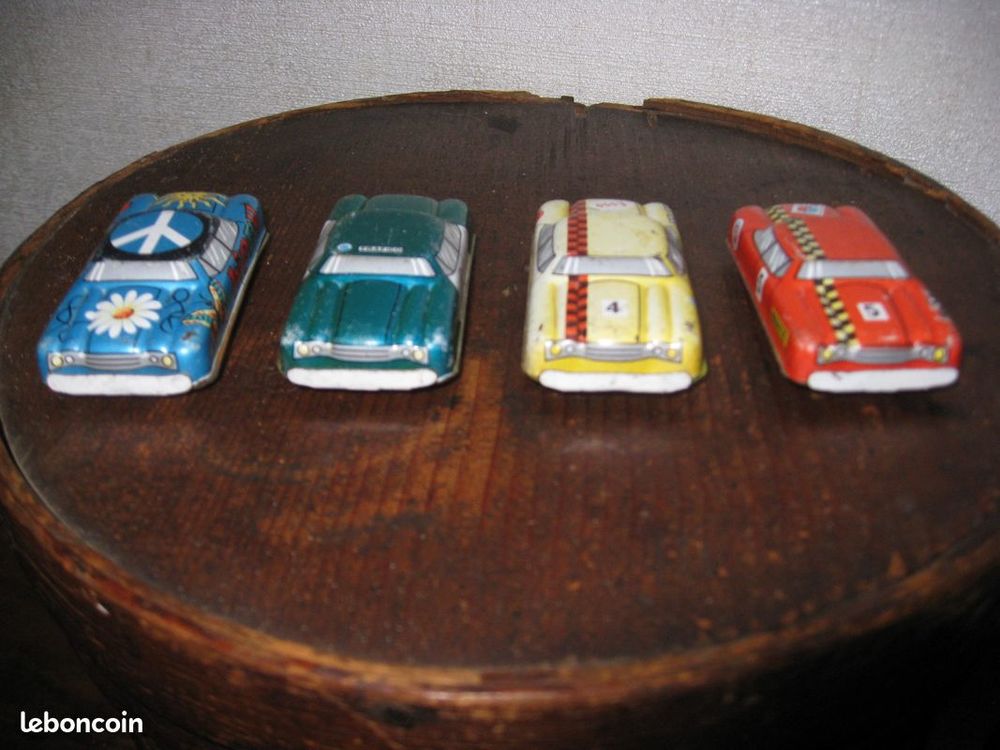 4 Anciennes petites voitures en t&ocirc;les Jeux / jouets