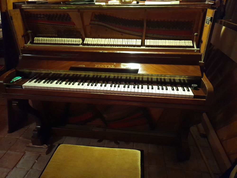 Piano Pleyel Belle &eacute;poque cadre m&eacute;tal Instruments de musique