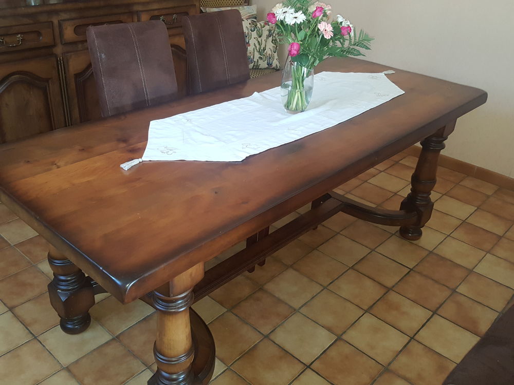 Tres belle table Meubles